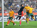 サッカー国際親善試合、韓国対オーストラリア。試合は韓国が3-1で勝利した。写真は得点を挙げるオーストラリアのパトリック・キズノーボ（%%Patrick Kisnorbo%%、右）。（2009年9月5日撮影）(c)AFP/KIM JAE-HWAN