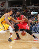 14-15NBA、インディアナ・ペイサーズ対ヒューストン・ロケッツ。ボールをコントロールするヒューストン・ロケッツのジェームス・ハーデン（右、2015年3月23日撮影）。(c)AFP/Getty Images/NBAE/Ron Hoskins