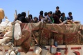 シリア北部ラッカから、その北西にある都市ジャラブルス近郊の村に逃げてきたシリア人（2017年6月7日撮影）。(c)AFP/Zein Al RIFAI