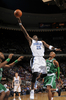 09-10NBA、オーランド・マジック（%%Orlando Magic%%）対ボストン・セルティックス（%%Boston Celtics%%）。試合はセルティックスが86-77で勝利した。写真はレイアップシュートを放つマジックのマイケル・ピートラス（%%Mickael Pietrus%%）。（2009年12月25日撮影）(c)AFP/Getty Images/NBAE/Fernando Medina