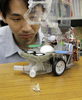 東京大学（Tokyo University）先端科学技術センター（Research Centre for Advanced Science and Technology、RCAST）の神崎研究室が製作した「昆虫操縦型ロボット」（2009年6月9日撮影）。(c)AFP/Yoshikazu TSUNO