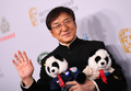 米カリフォルニア州ビバリーヒルズで、英国映画テレビ芸術アカデミー（BAFTA）の授賞式に出席する俳優のジャッキー・チェンさん（2019年10月25日撮影）。(c)VALERIE MACON / AFP