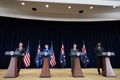 米首都ワシントンで記者会見する（右から）ロイド・オースティン国防長官、アントニー・ブリンケン国務長官、ペニー・ウォン豪外相、リチャード・マールス豪副首相兼国防相（2022年12月6日撮影）。(c)SAUL LOEB / AFP