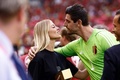 サッカー欧州選手権予選、グループF、ベルギー対オーストリア。試合後に婚約者でイスラエル人モデルのミシェル・ゲルジグさん（左）とキスをするベルギー代表のGKティボー・クルトワ（2023年6月17日撮影）。(c)Kenzo TRIBOUILLARD / AFP