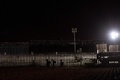 メキシコ・プラヤスデティフアナで、米国との国境フェンス沿いを歩く中米移民（2018年11月14日撮影）(c)Guillermo Arias / AFP
