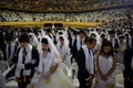 韓国・ソウル（Seoul）の加平（Gapyeong）で行われた統一教会（Unification Church）の合同結婚式に参加した新郎新婦たち（2014年2月12日撮影）。(c)AFP/Ed Jones