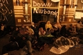 エジプト・カイロ（Cairo）のタハリール広場（Tahrir Square）で夜を過ごす抗議デモ参加者ら（2011年1月31日撮影）。(c)AFP/KHALED DESOUKI