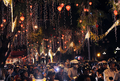 2008年1月26日、ベトナムのホーチミン（Ho Chi Minh）市内の樹木に施されたちょうちんや電飾の下を通行するバイク。(c)AFP/HOANG DINH Nam