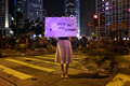 香港の「#MeToo」デモで、警察が女性の民主派デモ参加者らに性的暴行を加えたとされる事件に抗議する看板を掲げる参加者（2019年8月28日撮影）。(c)Lillian SUWANRUMPHA / AFP