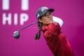 女子ゴルフ米国ツアーメジャー第4戦、アムンディ・エビアン選手権最終日。ティーショットを打つセリーヌ・ビュティエ（2023年7月30日撮影）。(c)Fabrice COFFRINI / AFP