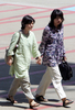 2007年8月17日、韓国の首都ソウル（Seoul）西方の仁川（Incheon）国際空港に到着したキム・ギョンジャ（Kim Kyung-Ja）さん（左）とキム・ジナ（Kim Gi-Na）さん（右）。(c)AFP/JEON YOUNG-HAN