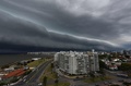 南米ウルグアイの首都モンテビデオ上空で観測された「アーチ雲」（2024年2月12日撮影）。(c)Mariana SUAREZ / AFP
