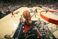 12-13NBAは31日、各地で試合が行われ、マイアミ・ヒート（Miami Heat）は88-86でサンアントニオ・スパーズ（San Antonio Spurs）を下した。

シュートを狙うマイアミ・ヒートのクリス・ボッシュ（Chris Bosh、手前、2013年3月31日撮影）。(c)AFP/Getty Images/NBAE/Joe Murphy