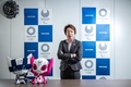 AFPのインタビューを前に、カメラにポーズをとる東京オリンピック・パラリンピック競技大会組織委員会の橋本聖子会長（2021年4月30日撮影）。(c)Philip FONG / AFP