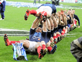 ラグビーシックスネイションズ（%%Six Nations Rugby 2010%%）第5週、フランス対イングランド。試合はフランスが12-10で勝利し、6年ぶりのグランドスラム（全勝優勝）を飾った。写真はチームメイトを持ち上げて優勝を喜ぶフランスの選手。（2010年3月20日撮影）(c)AFP/FRANCK FIFE