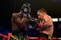 ボクシング、WBA世界フェザー級タイトルマッチ12回戦。対戦するニコラス・ウォータース（Nicholas Walters、左）とノニト・ドネア（Nonito Donaire、2014年10月18日撮影）。(c)AFP/Getty Images/Jonathan Moore