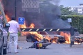 ケニアの首都ナイロビのホテルで起きた爆発の現場で炎上する車（2019年1月15日撮影）。(c)SIMON MAINA / AFP
