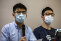 香港で記者会見を開いた黄之鋒（ジョシュア・ウォン）氏（左）と羅冠聡（ネイサン・ロー）氏（2020年5月30日撮影）。(c)ISAAC LAWRENCE / AFP 