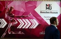 ドイツ・ベルリンにオープンした博物館「Menschen Museum」のエントランス（2015年2月17日撮影）。(c)AFP/JOHN MACDOUGALL