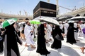 サウジアラビアのイスラム教聖地メッカで、聖モスクのカーバ神殿の周りを歩く巡礼者（2024年6月13日撮影）。(c)FADEL SENNA / AFP