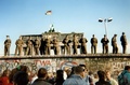ベルリンの壁の上に立つ東ドイツの国境警備隊（1989年11月11日撮影）。(c)GUNTHER KERN / AFP