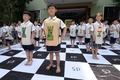 中国北部河北省の邯郸にある小学校で、「生きた」チェスに参加する小学生たち（2017年6月19日撮影）。(c)AFP