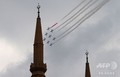 国旗色に染まるベイルートの空、国家成立100年 レバノン 仏空軍のアクロバット飛行チーム「パトルイユ・ド・フランス」による航空ショー。レバノンの首都ベイルートで(2020年9月1日撮影)。(c)AFP