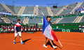 男子テニス、国別対抗戦のデビスカップ（Davis Cup 2013）は5日、ワールドグループ準々決勝が各地で行われアルゼンチンとフランスは1勝1敗で初日を終えた。

コート入りするフランスのアルノー・クレマン（Arnaud Clement）監督（2013年4月5日撮影）。(c)AFP/DANIEL GARCIA