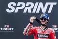 ロードレース世界選手権、第1戦ポルトガルGP、MotoGPスプリントレース。優勝を喜ぶドゥカティ・レノボ・チームのフランチェスコ・バニャイア（2023年3月25日撮影）。(c)PATRICIA DE MELO MOREIRA / AFP