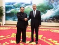 北朝鮮・平壌で行われた会談で、握手を交わすロシアのセルゲイ・ラブロフ外相（右）と北朝鮮の金正恩労働党委員長（2018年5月31日撮影）。(c)AFP PHOTO / TASS/POOL / Valery SHARIFULIN