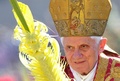 前ローマ教皇ベネディクト16世（2011年4月17日撮影）。(c)Alberto PIZZOLI / AFP