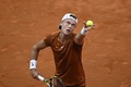 テニス、マドリード・オープン、男子シングルス2回戦。サーブを打つホルガー・ルーネ（2023年4月28日撮影）。(c)OSCAR DEL POZO / AFP