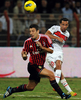 ドバイ･チャレンジカップ2012（Dubai Challenge Cup 2012）は4日行われ、ACミラン（AC Milan）はパリ・サンジェルマン（Paris Saint-Germain）に1-0で勝利した。

ACミランのダニエレ・ボネーラ（Daniele Bonera、左）を前にパスを出すパリ･サンジェルマンのネネ（Nene、2012年1月4日撮影）。(c)AFP/FRANCK FIFE
