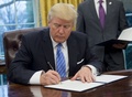 ホワイトハウスの大統領執務室で、TPP離脱に関する大統領令に署名するドナルド・トランプ大統領（2017年1月23日撮影）。(c)AFP/SAUL LOEB