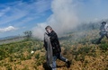ギリシャ・イドメニの対マケドニア国境で、マケドニア警察と衝突する移民や難民（2016年4月10日撮影）。(c)AFP/BULENT KILIC