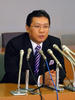 東京・文京区役所で記者会見する成沢広修（Hironobu Narisawa）区長（2010年3月11日撮影）。(c)AFP/Antoine BOUTHIER