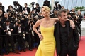 非コンペティション部門で上映された『Mad Max : Fury Road』に出演した女優のシャーリーズ・セロン（左）と恋人で俳優のショーン・ペン（2015年5月14日撮影）。(c)AFP/LOIC VENANCE
