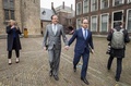 オランダ・ハーグで、手をつないで他政党との会合に向かう野党「民主66」のアレクサンデル・ペヒトルト党首（左）とバウター・コールメース議員（2017年4月3日撮影）。(c)AFP/ANP/Lex van Lieshout