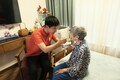 北京市にある高齢者向けマンションで、入居者の食事の手伝いをするスタッフ（2024年7月1日撮影）。(c)Xinhua News