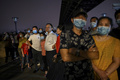中国・湖北省武漢で、水位の上がった長江の近くでマスクを着用する住民ら（2020年7月14日撮影）。(c)Hector RETAMAL / AFP