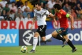 サッカーU-21欧州選手権決勝、スペイン対ドイツ。ボールを運ぶドイツのレビン・エズトゥナリ（左、2019年6月30日撮影）。(c)Miguel MEDINA / AFP
