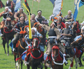 福島県の伝統祭り「相馬野馬追」は29日に2日目を迎え、東日本大震災の影響で前年は見送られていた主行事の甲冑（かっちゅう）競馬と神旗争奪戦が南相馬市で行われた。1000年にわたり続く祭りにはこの日、数万人が訪れ、約400騎が繰り広げる勇壮な伝統行事を楽しんだ。

写真は神旗争奪戦で、中央にある黄色い旗を奪い合う騎馬武者たち（2012年7月29日撮影）。(c)AFP/Toru YAMANAKA