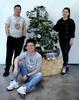27日、小蛮腰の創業者、張暁潤さん（左）、宋少峰さん（中央）、鄒晨さん（右）と、彼らが設計し、３Ｄプリント技術で制作した作品「Ｘ－ＴＡＮＫ」。（2018年4月27日撮影）。(c)Xinhua News
