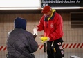 米ニューヨークの地下鉄駅で、困窮している人に生活必需品を配るボランティア（2020年4月29日撮影）。(c)Angela Weiss / AFP