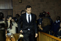 南アフリカ・プレトリア（Pretoria）の治安判事裁判所に出廷したオスカー・ピストリウス（Oscar Pistorius）被告（中央、2013年8月19日撮影）。(c)AFP/STEPHANE DE SAKUTIN