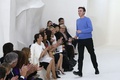 フランス・パリ市内で発表された「クリスチャン ディオール（Christian Dior）」14年春夏オートクチュールコレクションのフィナーレに登場したデザイナーのラフ・シモンズ（Raf Simons、2014年1月20日撮影）。(c)AFP/FRANCOIS GUILLOT