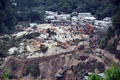グアテマラの首都グアテマラ市郊外にある小村エル・カンブレーIIで起きた地滑りの現場（2015年10月2日撮影）。(c)AFP/JOHAN ORDONEZ