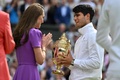 テニス、ウィンブルドン選手権、男子シングルス決勝。優勝したカルロス・アルカラス（右）と言葉を交わす英国のキャサリン皇太子妃（2024年7月14日撮影）。(c)ANDREJ ISAKOVIC / AFP