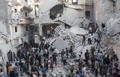 シリア北部のアレッポで、政府軍が投下したとされる「たる爆弾」で破壊された現場（2015年5月30日撮影）。(c)AFP/KARAM AL-MASRI