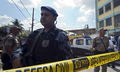 銃乱射事件のあった、ブラジル・リオデジャネイロ（Rio de Janeiro）の公立学校の正門を封鎖する警官（2011年4月7日撮影）。(c)AFP/ANTONIO SCORZA